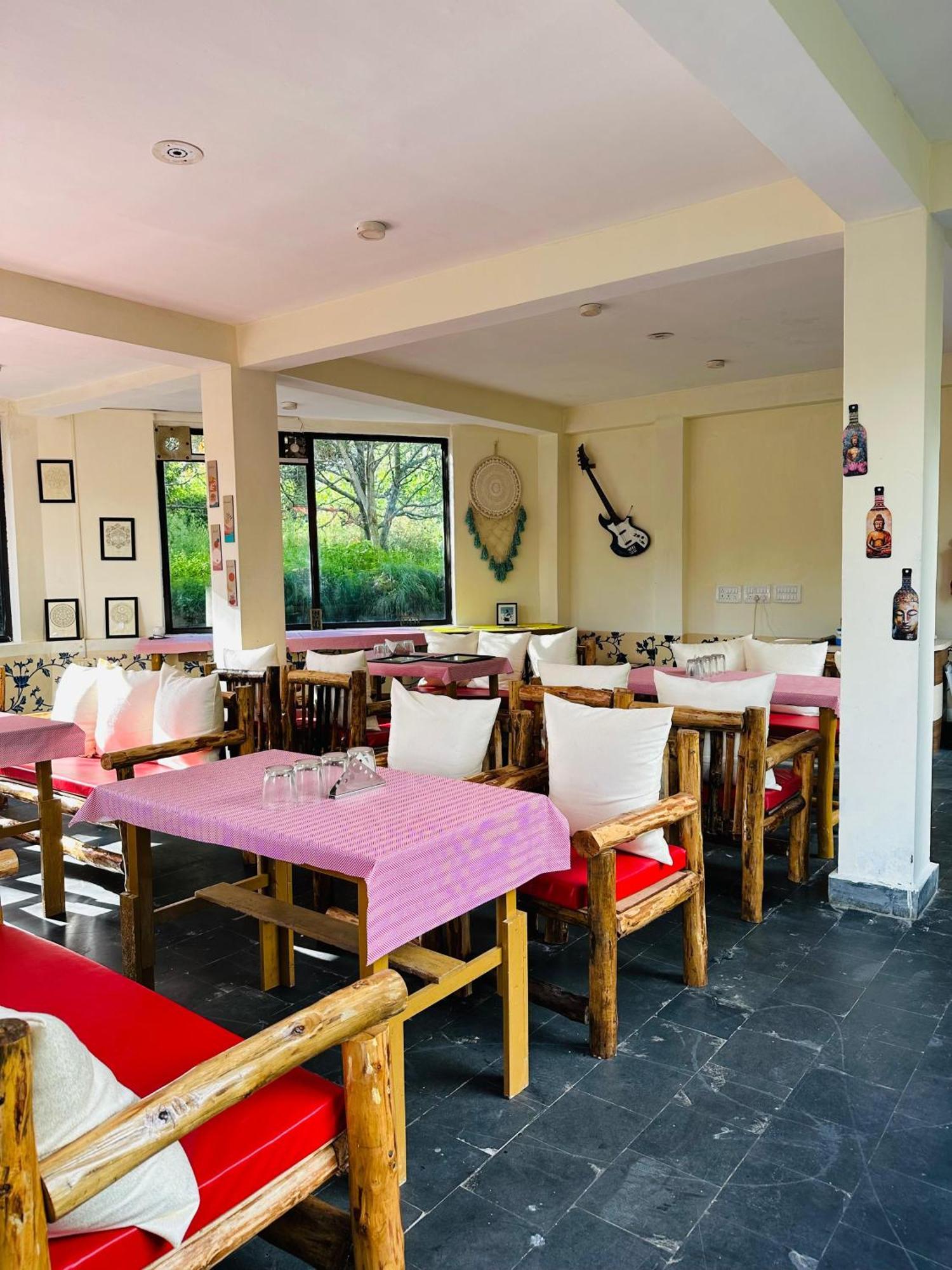 Red House Cafe Hotel Manali  Exterior photo