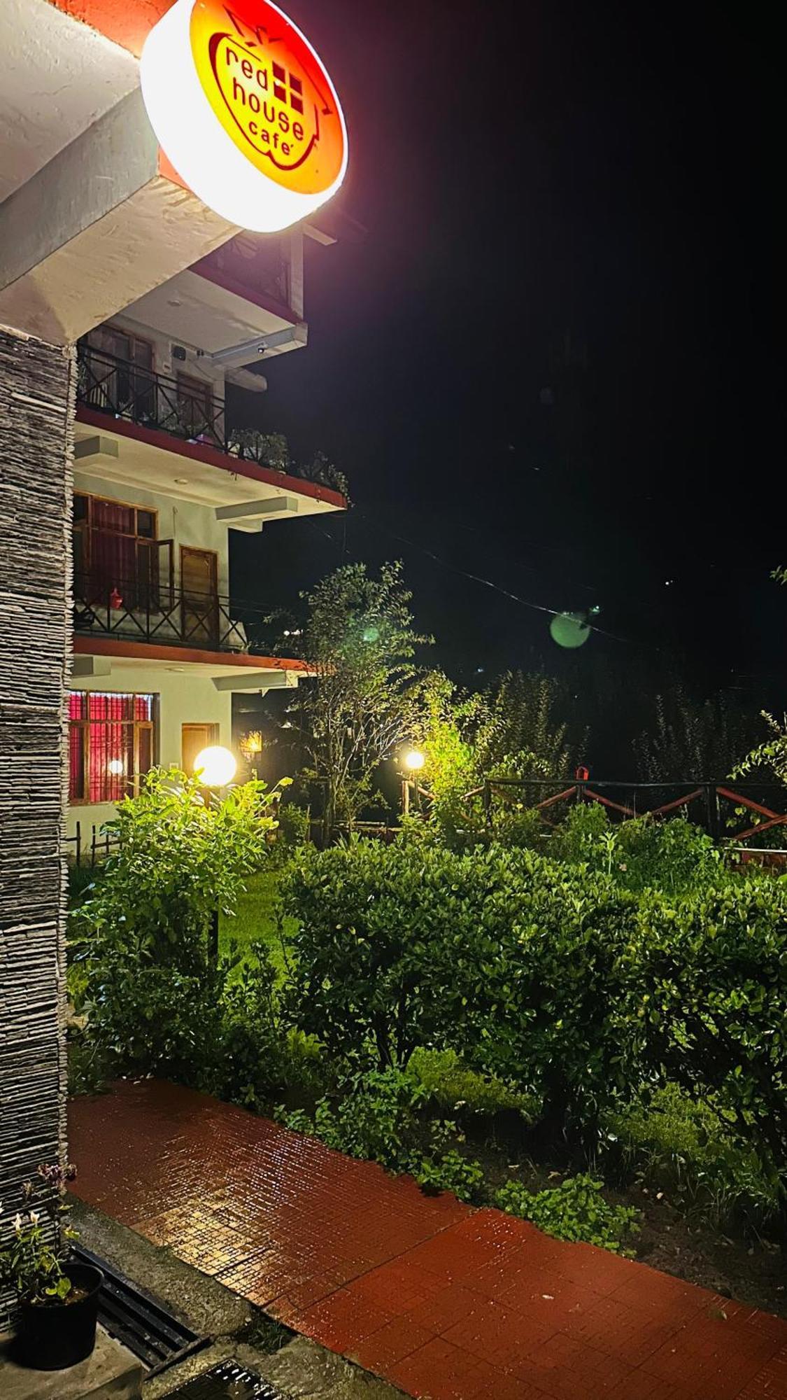 Red House Cafe Hotel Manali  Exterior photo