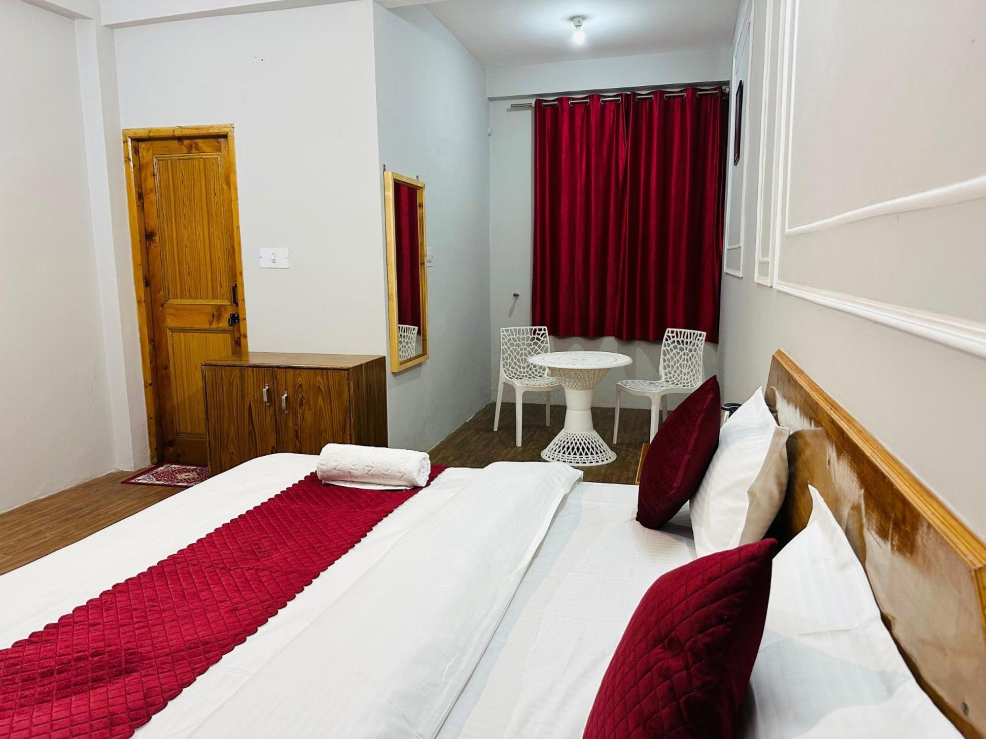 Red House Cafe Hotel Manali  Exterior photo