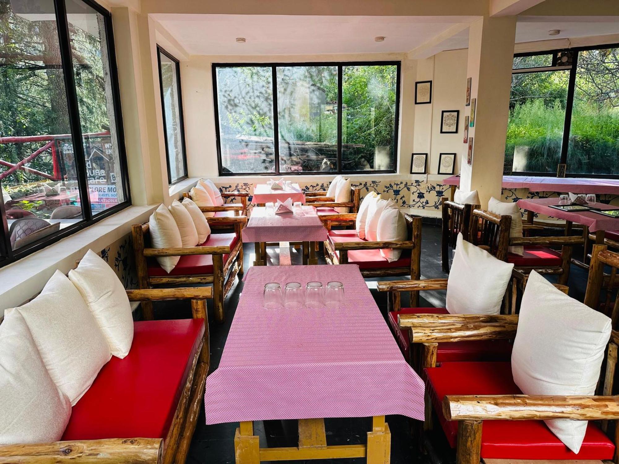 Red House Cafe Hotel Manali  Exterior photo
