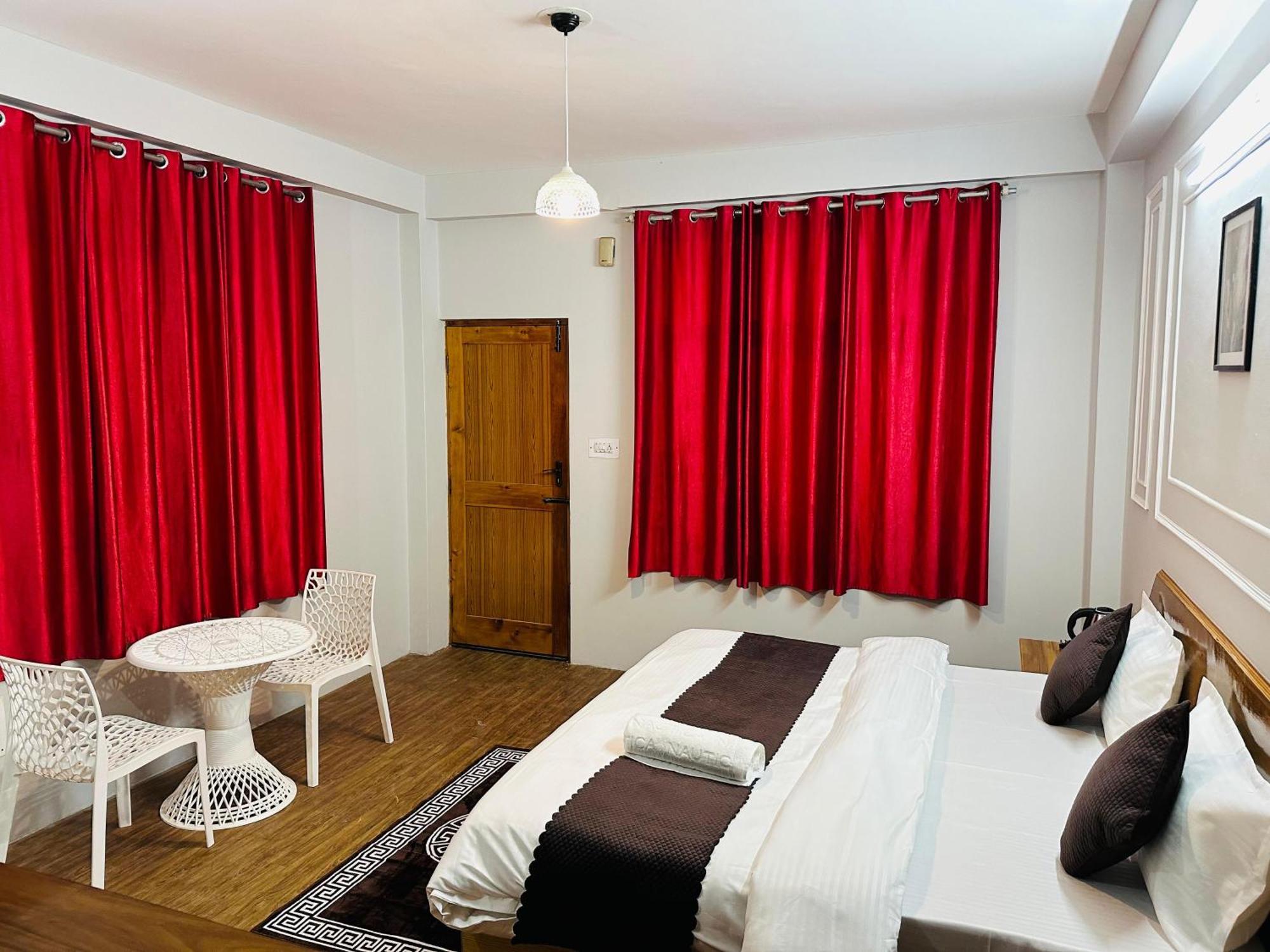 Red House Cafe Hotel Manali  Exterior photo