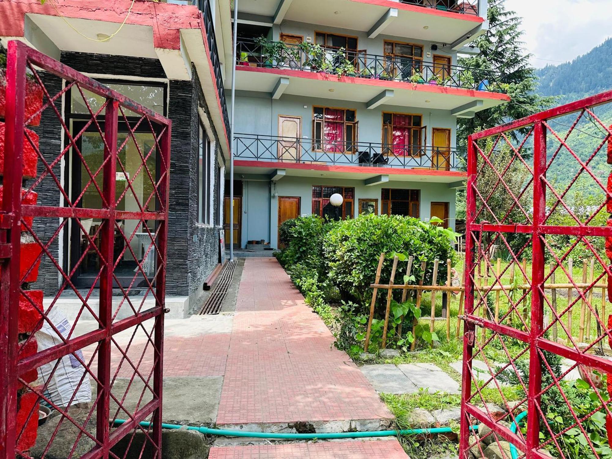 Red House Cafe Hotel Manali  Exterior photo
