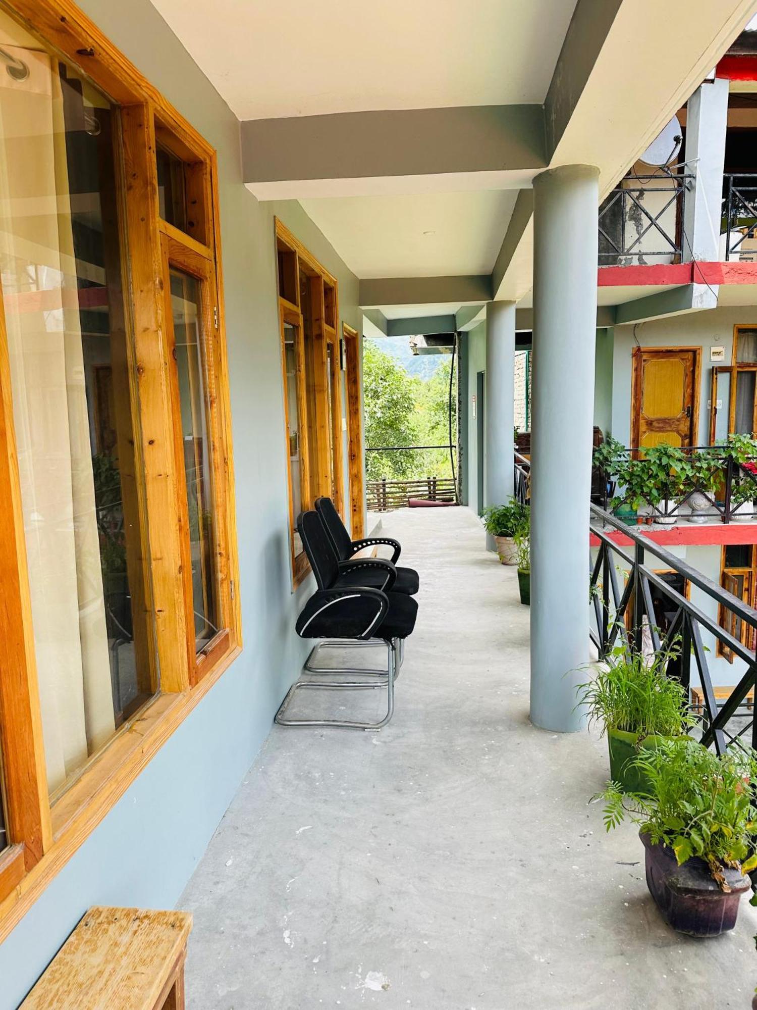 Red House Cafe Hotel Manali  Exterior photo