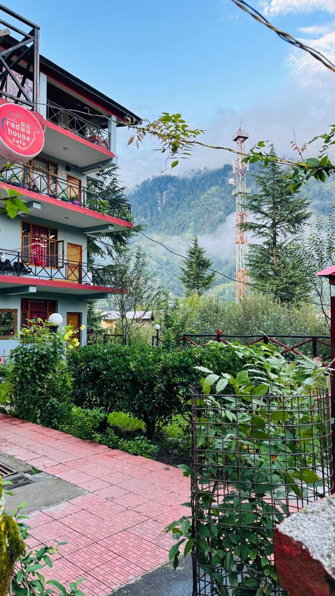 Red House Cafe Hotel Manali  Exterior photo