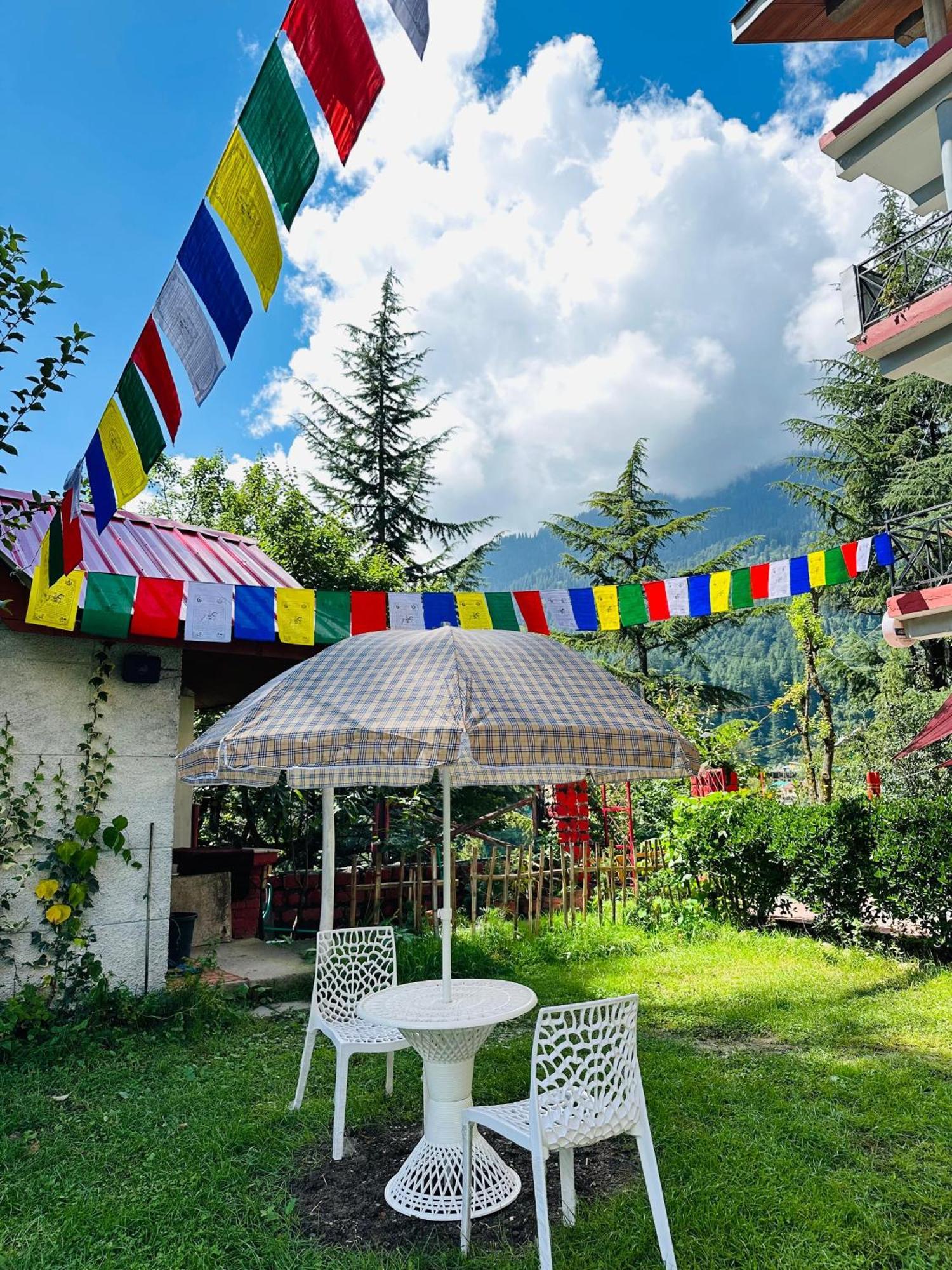 Red House Cafe Hotel Manali  Exterior photo