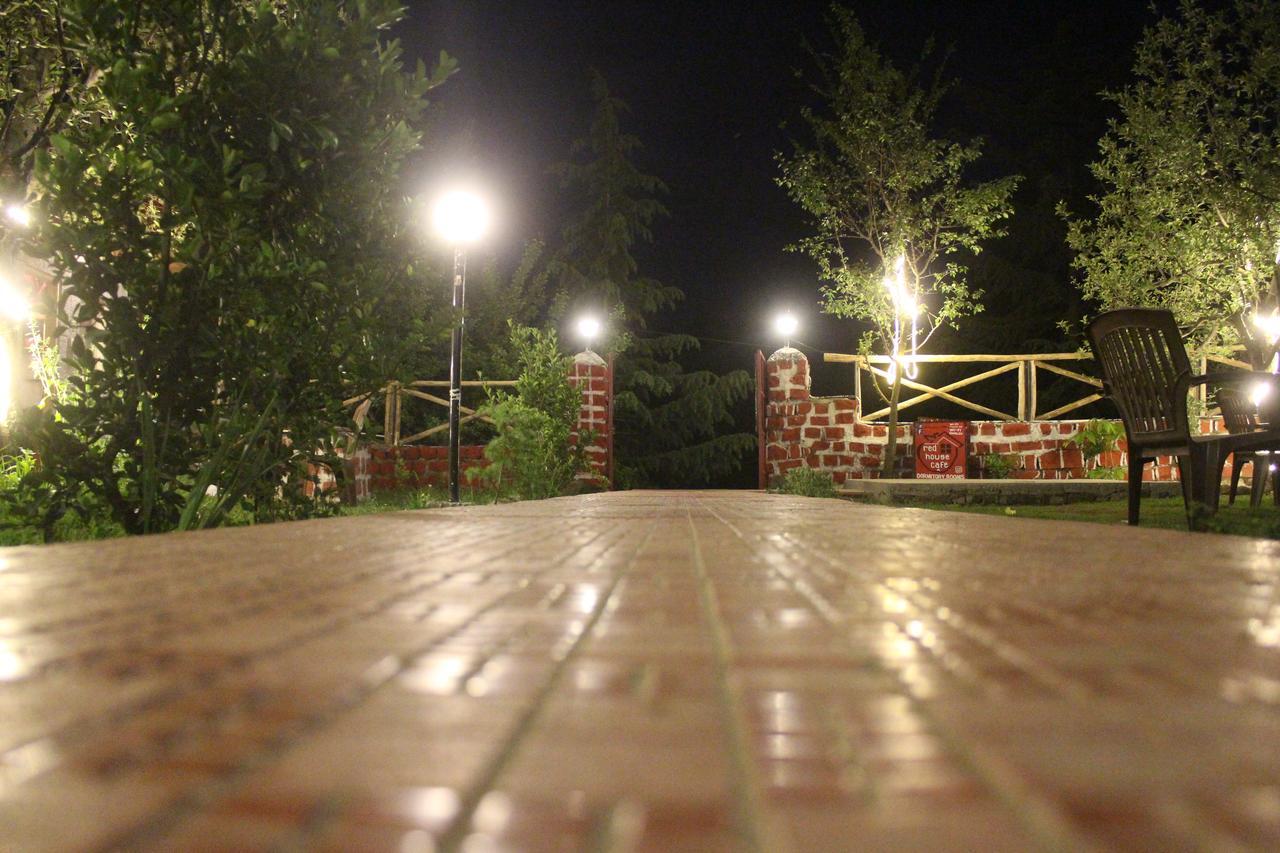 Red House Cafe Hotel Manali  Exterior photo
