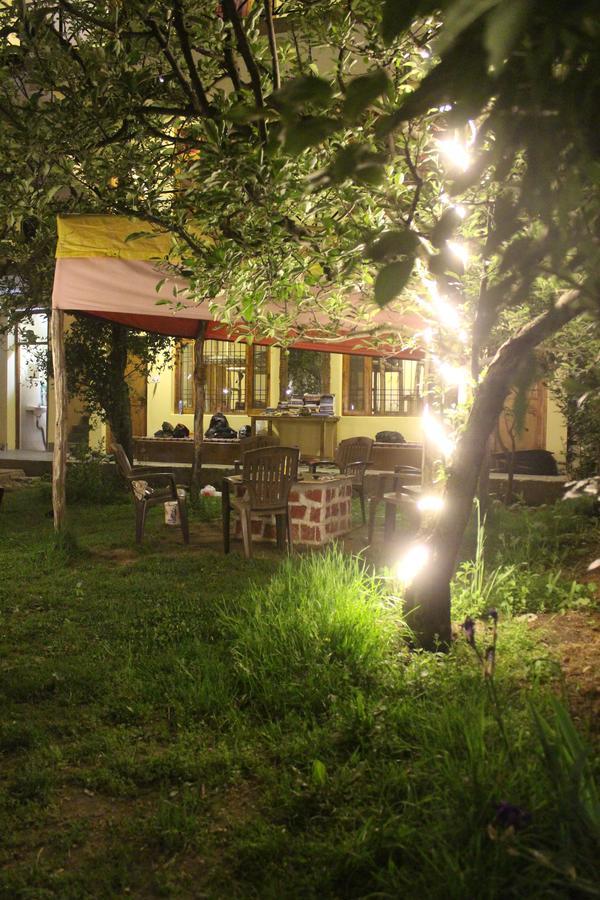 Red House Cafe Hotel Manali  Exterior photo