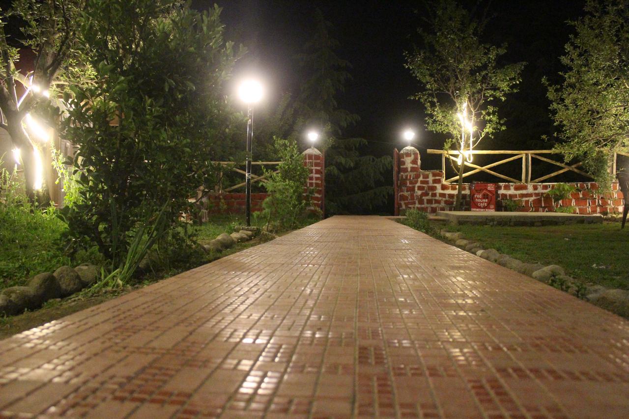 Red House Cafe Hotel Manali  Exterior photo
