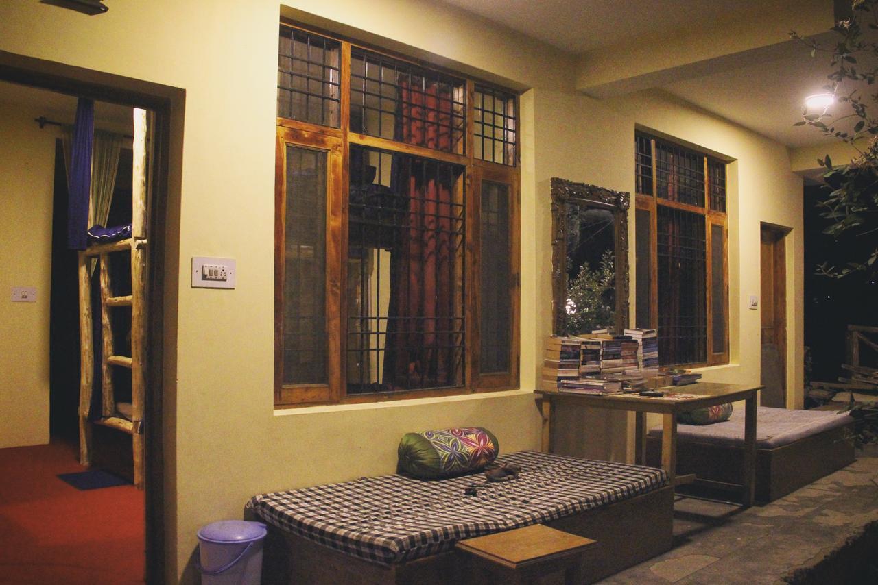Red House Cafe Hotel Manali  Exterior photo